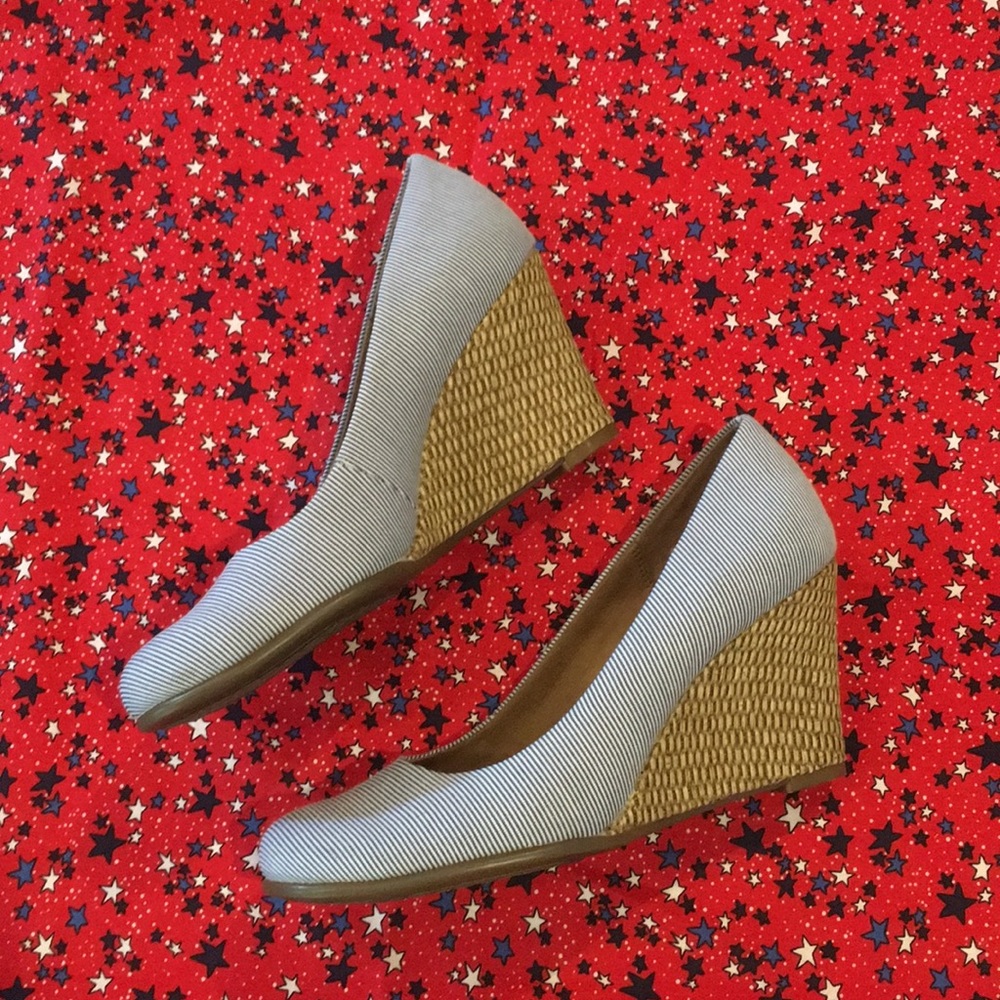 Aerosoles Blue and White striped wedge size 7 M